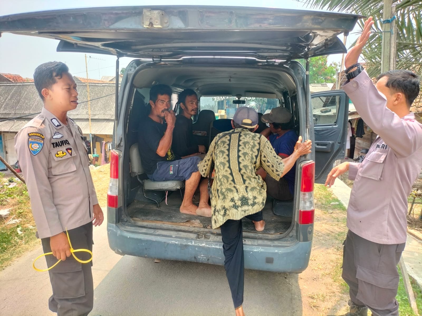 Ketua DPRD Kota Serang Gerak Cepat Bantu Rehabilitasi Sapi’i Warga Kasemen, Biaya Pakai Dana Pribadi